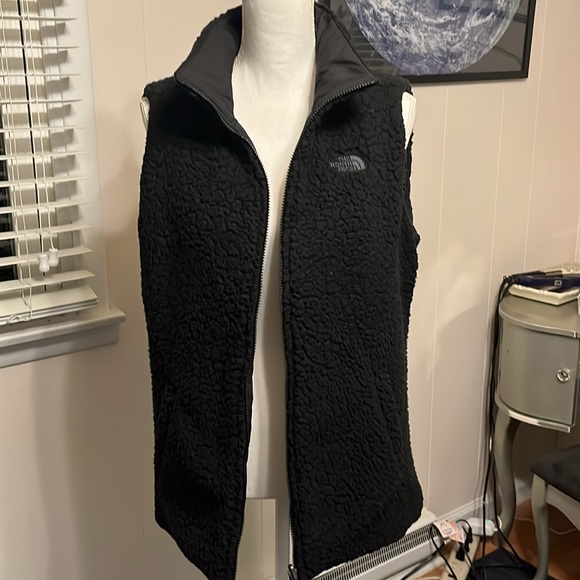 The North Face Women’s Merriewood Reversible Black Vest - Picture 2 of 10
